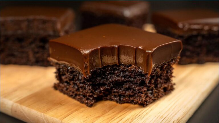 An old trick to achieve a melt-in-your-mouth chocolate cake in just 5 minutes…