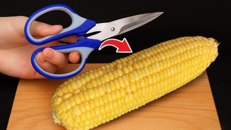 This simple trick turns fresh corn into a mess-free delight in just 60 seconds…